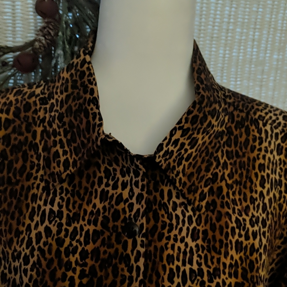 NWOT  Print Top - Picture 3 of 4